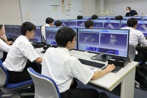 3DCADソフトを活用した授業などを体験した施設見学会=新発田市新富町1