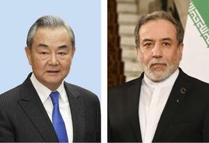 中国の王毅外相(左)、イランのアラグチ外相(ゲッティ=共同)