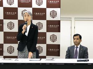 理数科に設置するイノベーションコースについて説明する三条高校の勝山宏子校長(左)。右は三条市立大学のアハメド・シャハリアル理事長=三条市上須頃