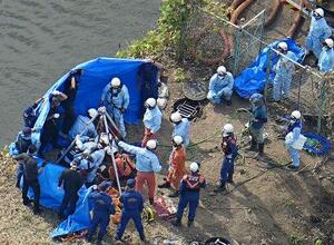作業員4人がマンホールの中に転落した現場での救助活動=2日、埼玉県行田市