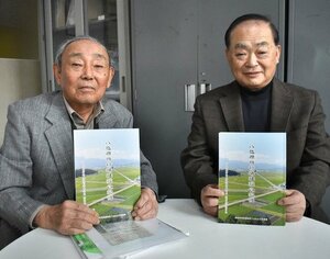 冊子を作った実行委員会の桑原郁夫会長(左)と事務局の鎌田惣吉郎・伊米ケ崎公民館長=魚沼市虫野