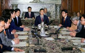 　国会内で開かれた、衆院の選挙制度の在り方を検討する与野党協議会＝１６日午後