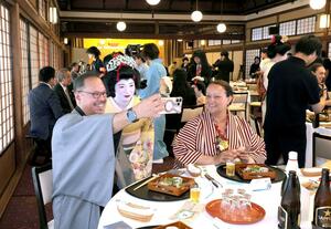 新潟の食と文化でアスパック参加者をもてなしたレセプション=10日、新潟市中央区