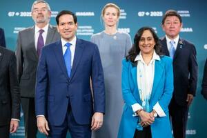 12日、写真撮影に臨むルビオ米国務長官(前列左)とカナダのアナンド外相(前列右)=カナダ・ナイアガラオンザレーク(カナダ通信、AP=共同)