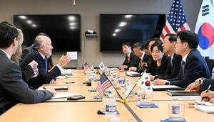 29日、ワシントンで協議する米韓の通商担当閣僚ら(韓国政府提供、聯合=共同)
