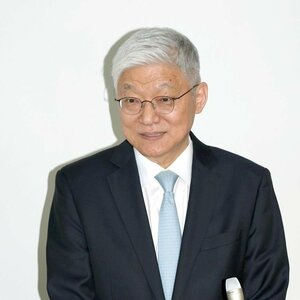 花角英世知事と面会後、報道陣の取材に応じる韓国の尹徳敏駐日大使=4月4日、県庁
