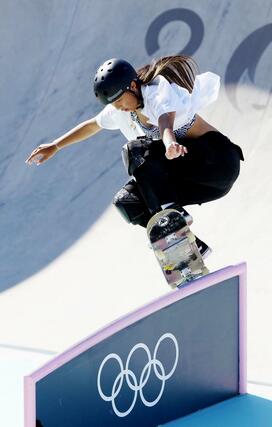 女子パーク決勝　演技する開心那＝パリ（共同）