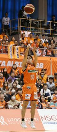 新潟－湘南　第１クオーター、長尾光輝が３点シュートを決め６－４＝２５日、新潟市中央区の鳥屋野総合体育館