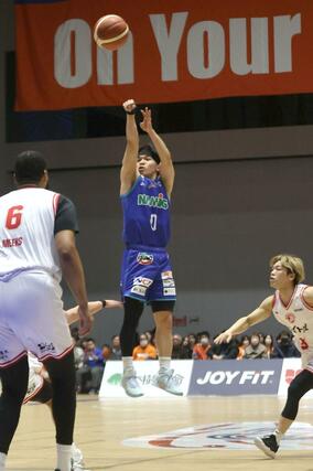新潟－埼玉　第２クオーター、３点シュートを打つ樋口蒼生＝アオーレ長岡