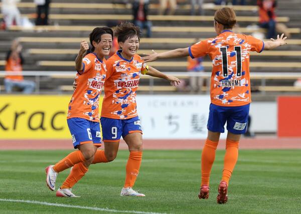 新潟Ｌ－三菱重工浦和Ｌ　前半、ＤＦ有吉佐織（６・左）がシュートを決め２－１。仲間と肩を抱き合って喜ぶ＝２５日、新潟市陸上競技場