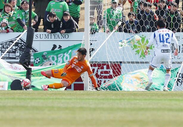 前半、今季初出場のGK吉満大介がゴールを死守=プラスタ
