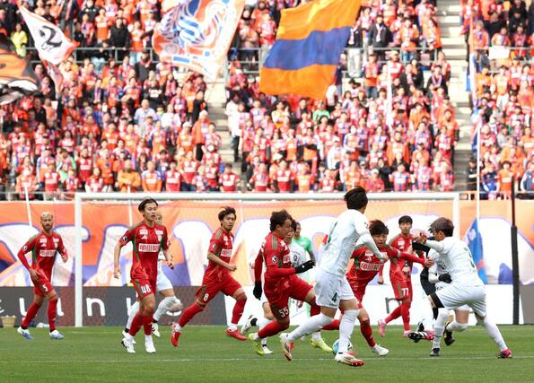 前半、ホーム開幕戦に詰めかけたサポーターの声援を背に攻める新潟の選手＝７日、デンカビッグスワンスタジアム