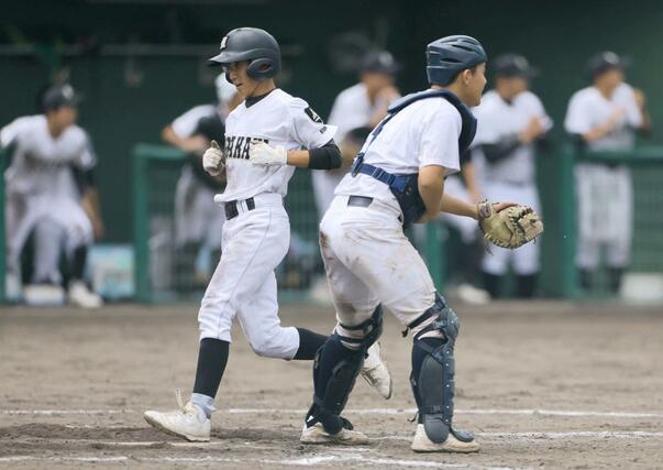 巻－村上　８回村上２死満塁、本間樹の左前適時打で生還する大武洸太＝新発田市五十公野