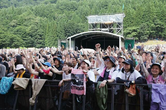 ミュージシャンのライブに酔いしれる観客＝２５日、湯沢町