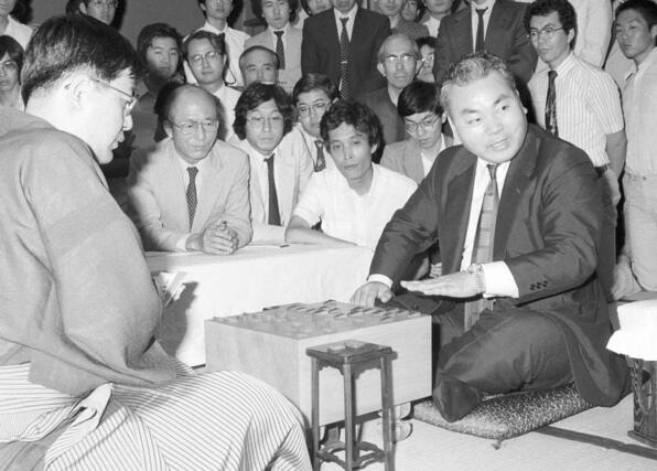 １９８２年７月、中原誠名人（左）を破り名人位を獲得した加藤一二三・十段＝東京都渋谷区の将棋会館