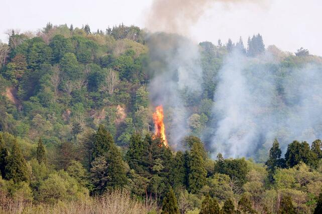 山から火柱が立つ山古志地域＝２６日、長岡市山古志南平