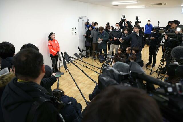 報道陣の取材に応じる中井亜美＝千葉県船橋市