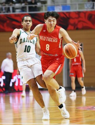 第1クオーター、ドライブで仕掛ける開志国際の高野拓泉=新潟市東総合スポーツセンター