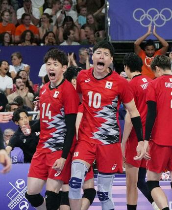 日本－イタリア　第３セット、得点を喜ぶ石川（左）と高橋健＝パリ（共同）