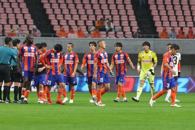 J2降格決定後の試合で、引き分けた新潟選手=ビッグスワン