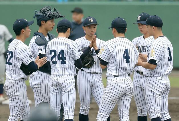 北越-中越 3回のピンチでマウンドに集まる北越の選手たち=長岡市悠久山