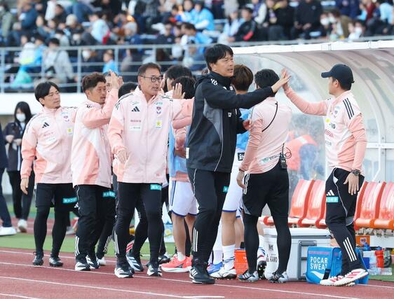 讃岐を下し、喜ぶ新潟の船越優蔵監督らスタッフ陣＝２２日、香川県丸亀市の四国化成ＭＥＧＬＩＯスタジアム