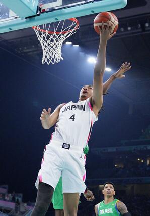 日本－ブラジル　第２クオーター、シュートを決めるジェイコブス＝リール（共同）