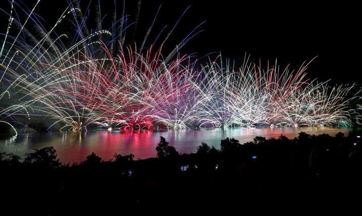色鮮やかな扇形の花火が川面を彩った咲花温泉水中花火大会＝１２日、五泉市佐取