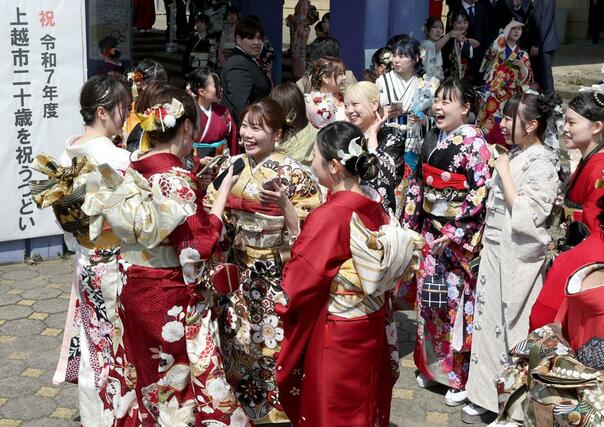 色とりどりの振り袖を着て再会を喜ぶ参加者＝上越市下門前