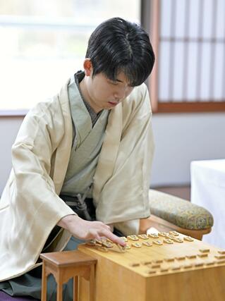 将棋の第５１期棋王戦コナミグループ杯５番勝負第４局で、増田康宏八段と対局する藤井聡太棋王＝１５日、栃木県日光市