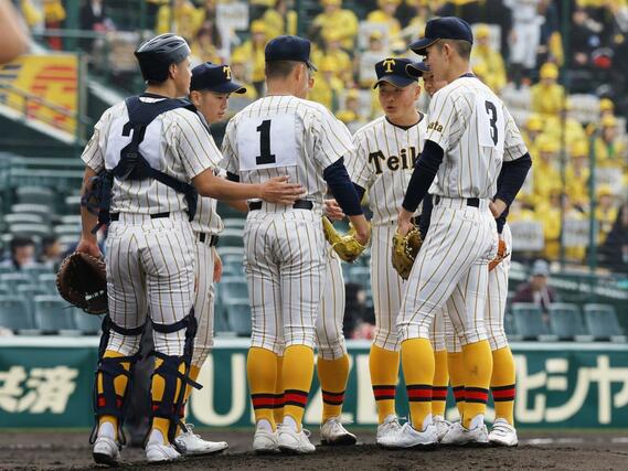 １回、２度目の守備のタイムでマウンドに集まる帝京長岡の選手たち＝２３日、阪神甲子園球場