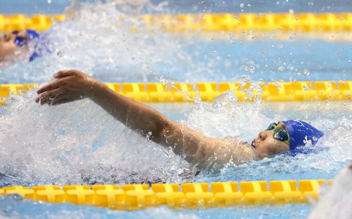 女子１００メートル背泳ぎ決勝　優勝した神田行空（長岡大手）＝ダイエープロビスフェニックスプール