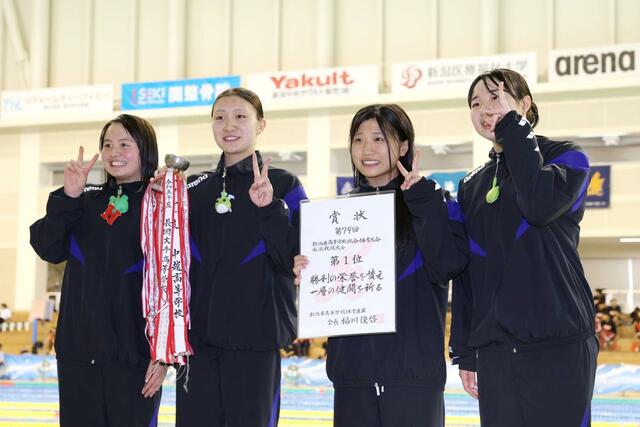 女子４００メートルメドレーリレー決勝　優勝し表彰台に立つ新潟第一の（右から）橋本志保、神田倫来、佐藤花帆、坂爪華＝１９日、長岡市のダイエープロビスフェニックスプール
