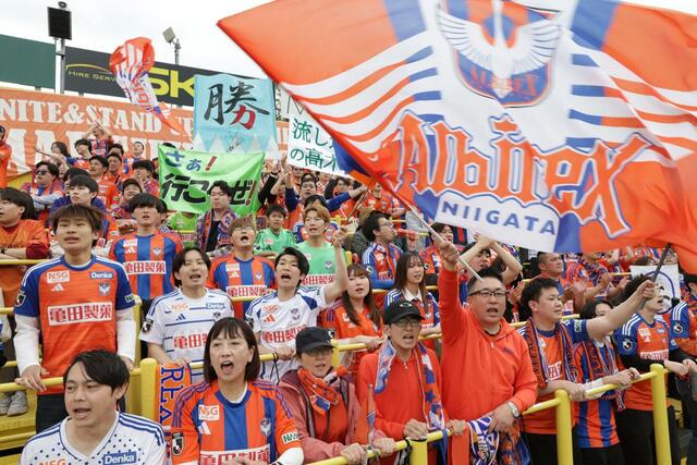 試合前、声援を送るサポーター=三協フロンテア