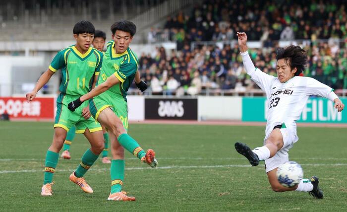 前半１５分、帝京長岡のＭＦ樋口汐音がシュートを決め先制する＝駒場スタジアム