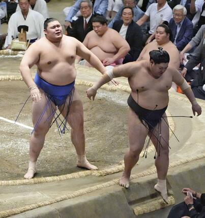 大の里（右）が押し出しで阿炎を破る＝両国国技館