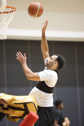 湘南戦に向け練習するパウエル＝アオーレ長岡