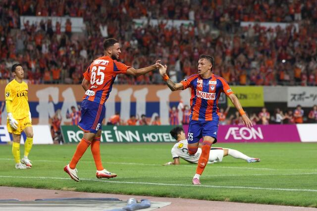 新潟-鹿島 前半、同点ゴールを決めたMFマテウス・モラエス(右)とFWブーダがハイタッチ=ビッグスワン