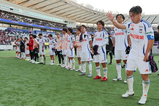 今季最終戦を終えサポーターに最後のあいさつをするＤＦ堀米悠斗ら新潟選手＝味の素スタジアム