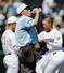 19日、県岐阜商―横浜戦の4回を終えて給水する球審=甲子園球場