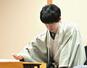 将棋の第５０期棋王戦コナミグループ杯５番勝負第１局で、初手を指す藤井聡太棋王＝２月２日午前、高知市