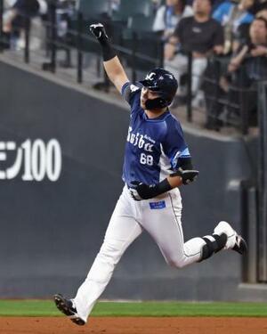 　７回、代打で２ランを放ち、ガッツポーズする西武・岸＝エスコンフィールド