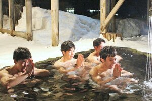 寒さに耐え、水行をする浦佐多聞青年団員＝南魚沼市浦佐
