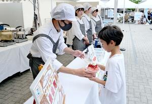 五泉市の水道水で作ったかき氷などを販売するイベント=五泉市赤海