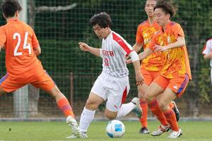 長野－新潟　前半、攻め込む新潟県のＦＷ黒川懐斗＝静岡県磐田市