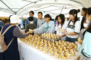 授業で育てたコメに加え、米粉やワッフルでする児童たち=田上町原ケ崎新田