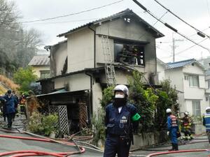 　大阪府枚方市の住宅火災現場＝３１日午後１時２６分