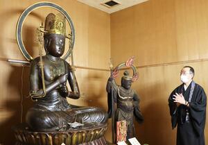 岩殿山明静院で特別御開帳されている大日如来坐像=5月3日、上越市五智国分