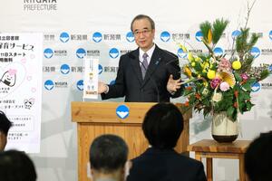 年頭記者会見で今年の抱負を語る花角英世知事=1月6日、県庁