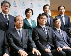 松本文科相(前列中央)と面会する北川進京都大特別教授(同左)、坂口志文大阪大特任教授(同右)=30日午後、文科省